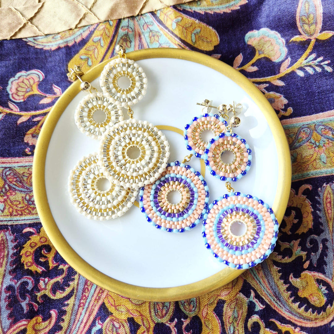 Lange Rocailles-Ohrringe mit doppeltem Rondell in Gold und Elfenbein und Rosa