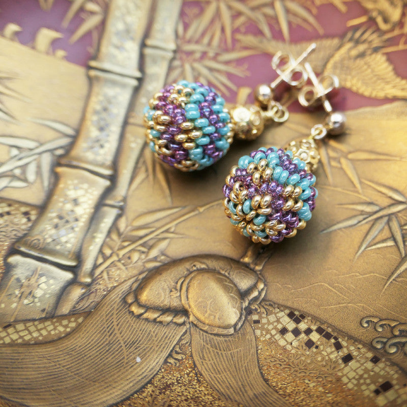 Kleine Ohrhänger mit Perlenkugel in Gold Türkis Violett