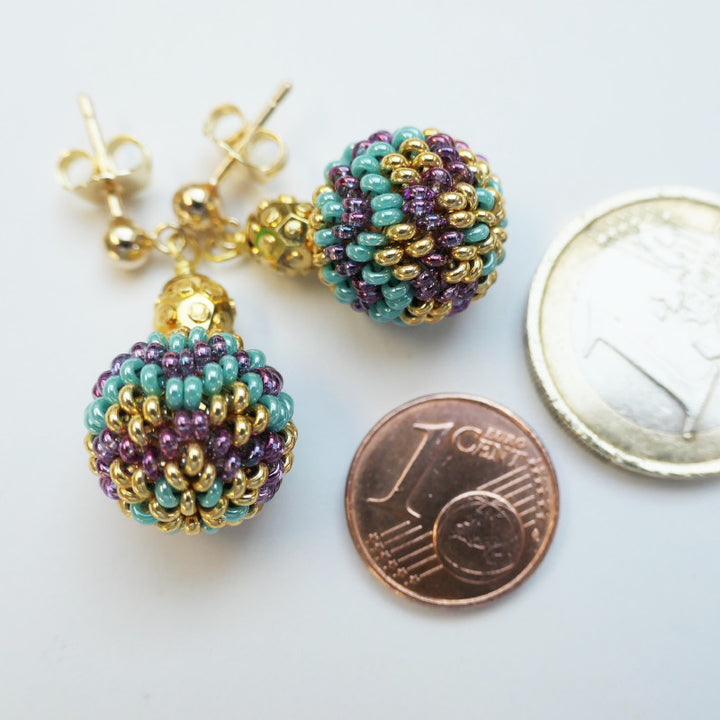 Kleine Ohrhänger mit Perlenkugel in Gold Türkis Violett