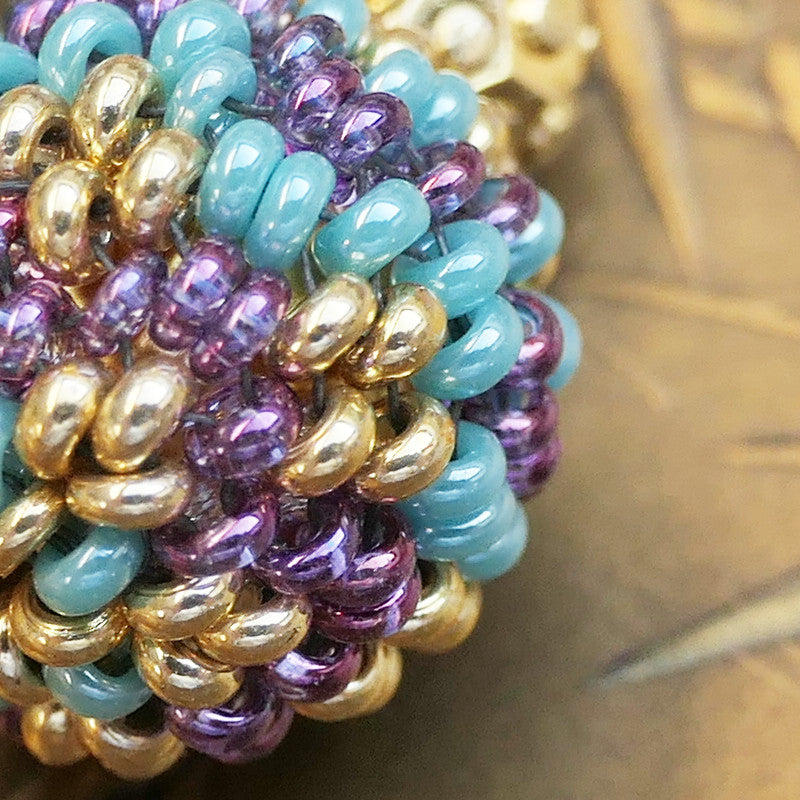 Kleine Ohrhänger mit Perlenkugel in Gold Türkis Violett  - Details
