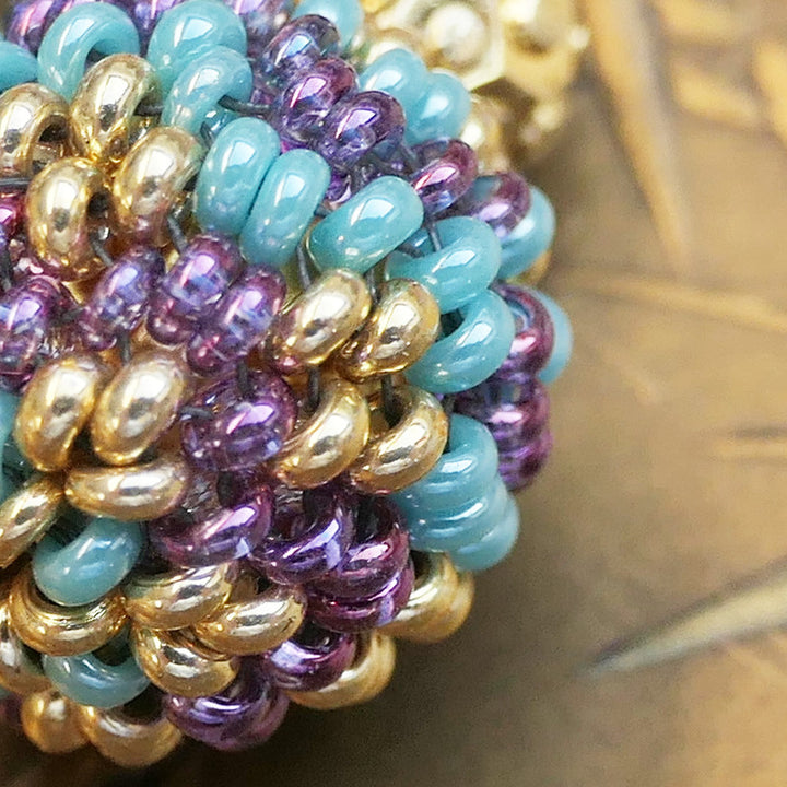 Kleine Ohrhänger mit Perlenkugel in Gold Türkis Violett  - Details