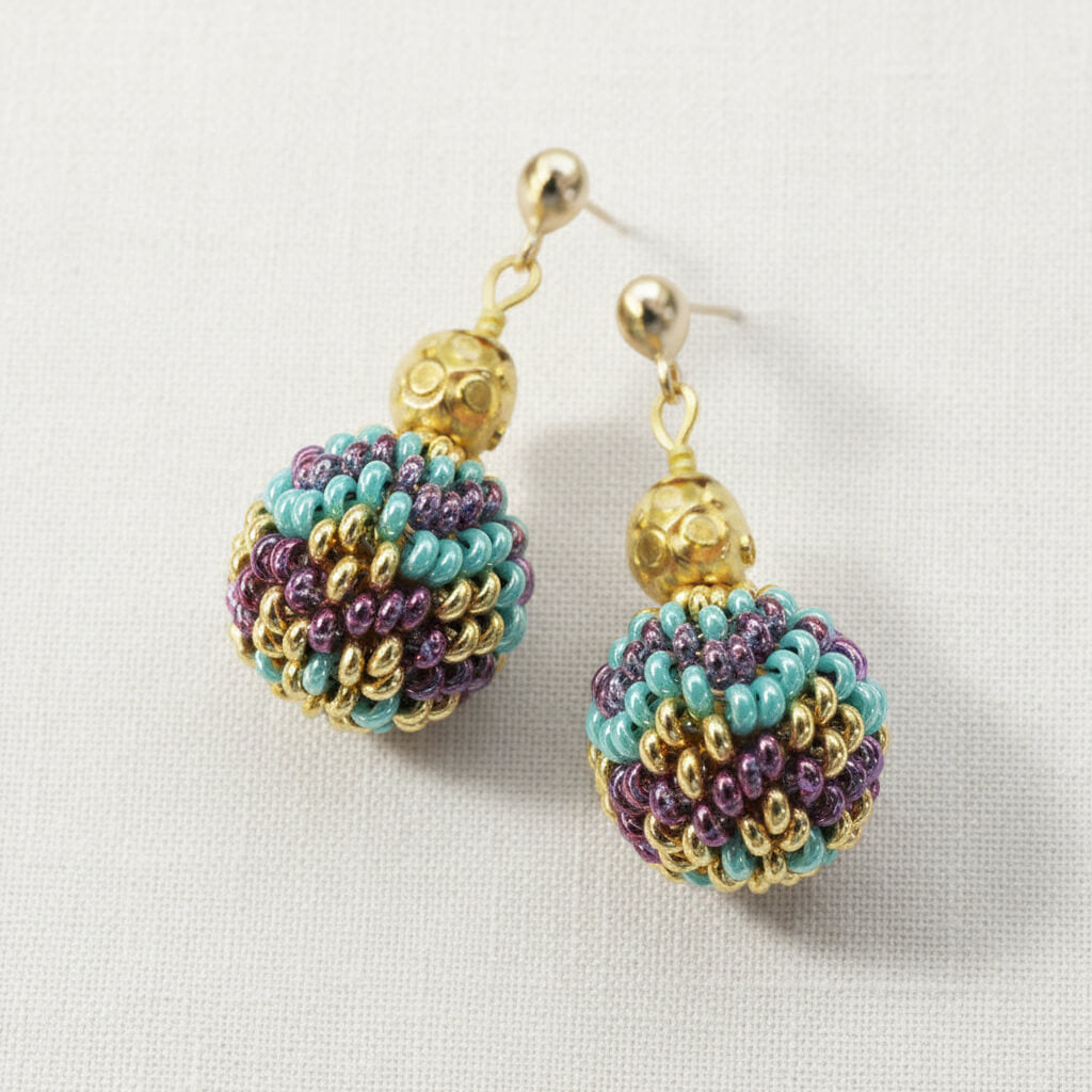 Kleine Ohrhänger mit Perlenkugel in Gold Türkis Violett