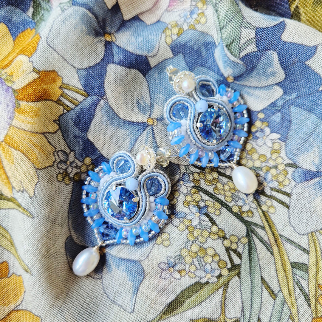 Hellblaue Soutache-Ohrringe in mit weißen Süßwasserperlen