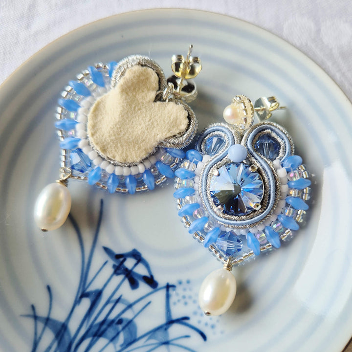 Hellblaue Soutache-Ohrringe in mit weißen Süßwasserperlen, Details der Rückseite