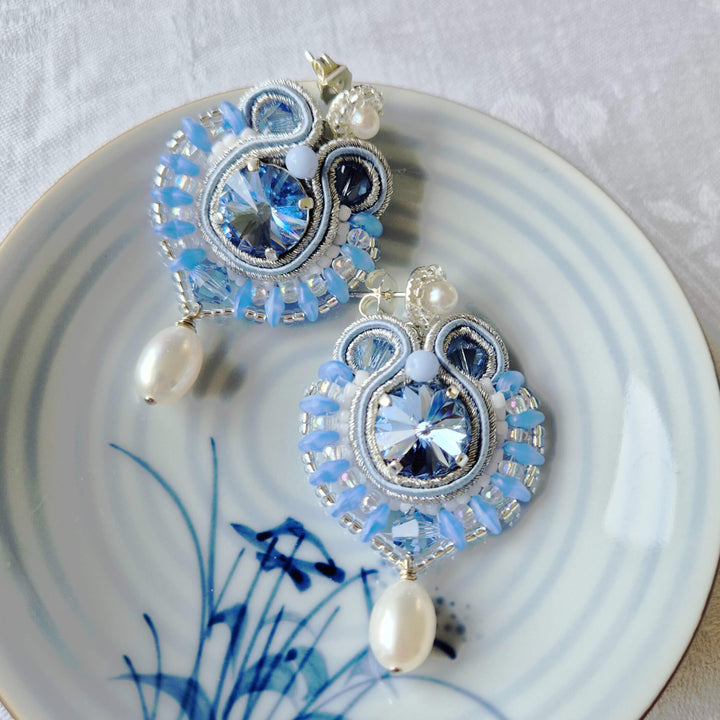 Hellblaue Soutache-Ohrringe in mit weißen Süßwasserperlen