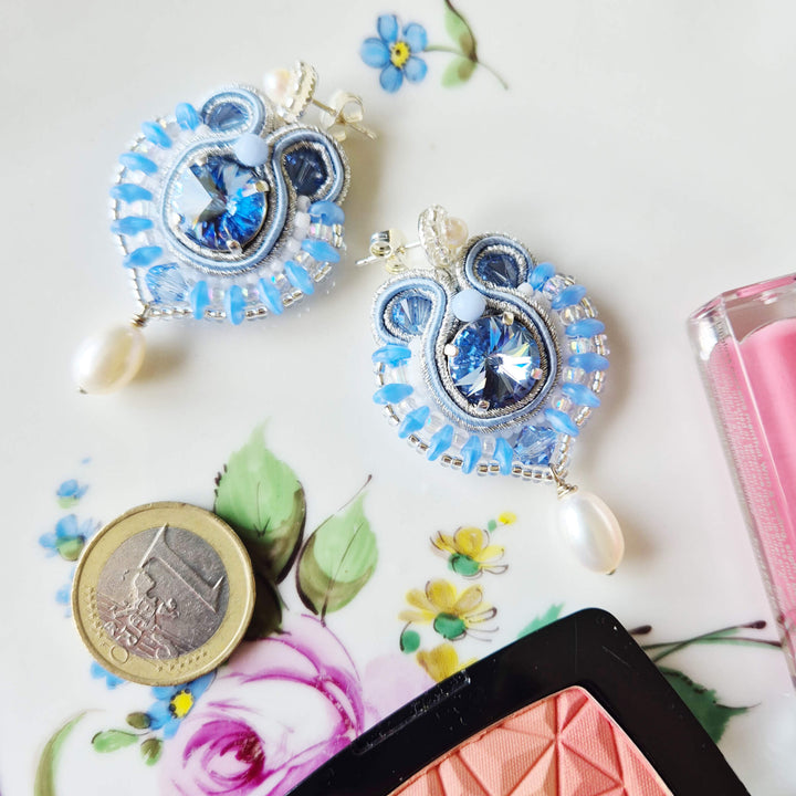 Details der Soutache-Ohrringe in Hellblau mit weißen Süßwasserperlen