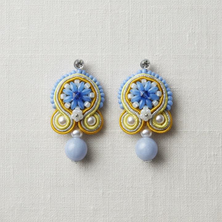 Soutache-Ohrringe mit Süßwasserperlen in Blau, Gelb und Silber