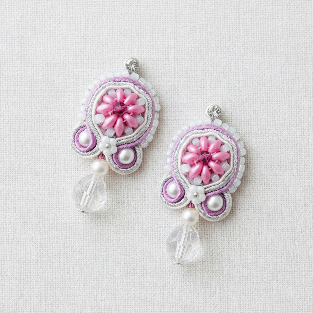 Soutache-Ohrringe Perlenblüte in Rosa und Silber