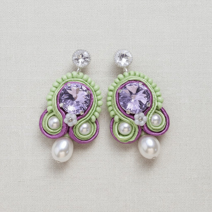 Soutache-Ohrringe in Flieder und Grün mit Süßwasserperlen