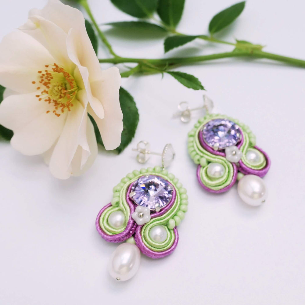 Soutache-Ohrringe mit Süßwasserperlen in Flieder und Grün