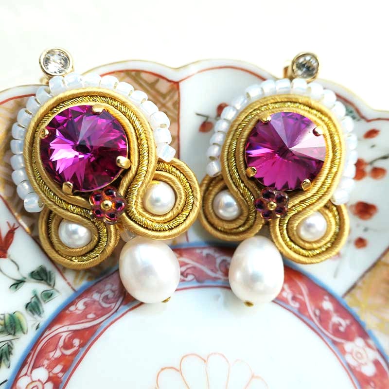 Soutache-Ohrringe Fuchsia-Weiß mit Perle
