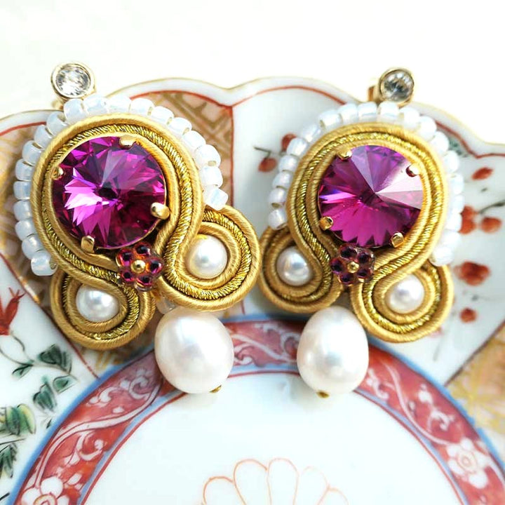 Soutache-Ohrringe Fuchsia-Weiß mit Perle