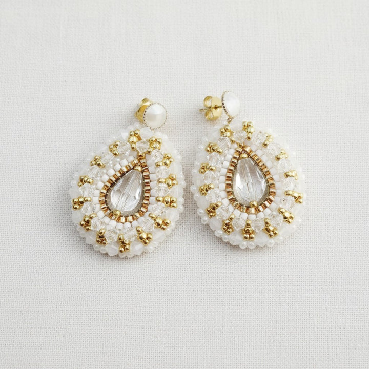Ovale Perlen-Ohrringe in Gold und Weiß im Bollywood-Stil
