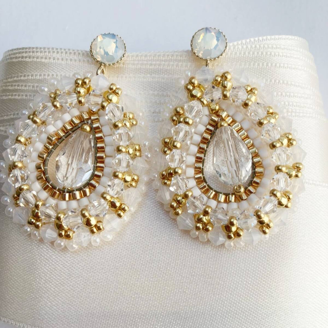 Ovale Perlen-Ohrringe in Gold und Weiß im Bollywood-Stil