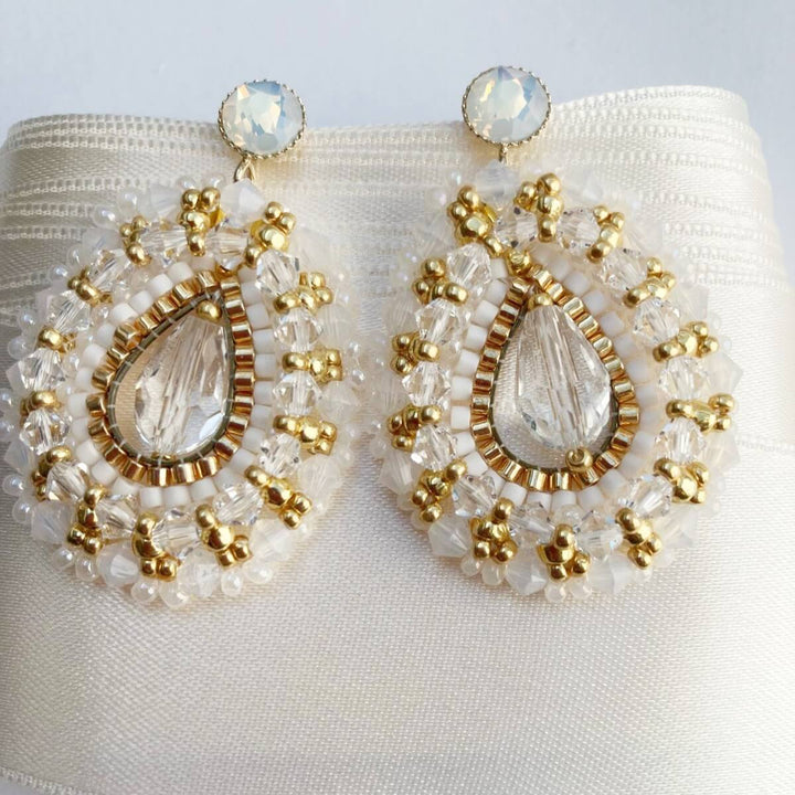 Ovale Perlen-Ohrringe in Gold und Weiß im Bollywood-Stil