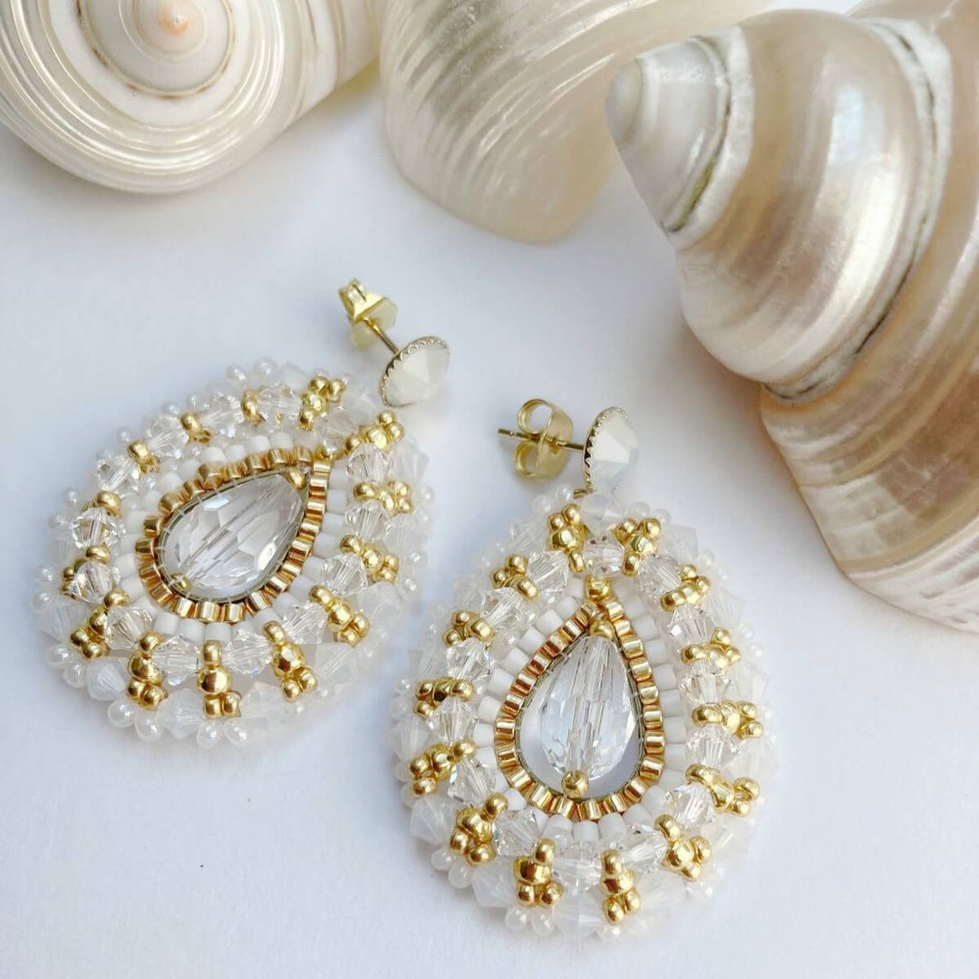 Ovale Perlen-Ohrringe in Gold und Weiß im Bollywood-Stil