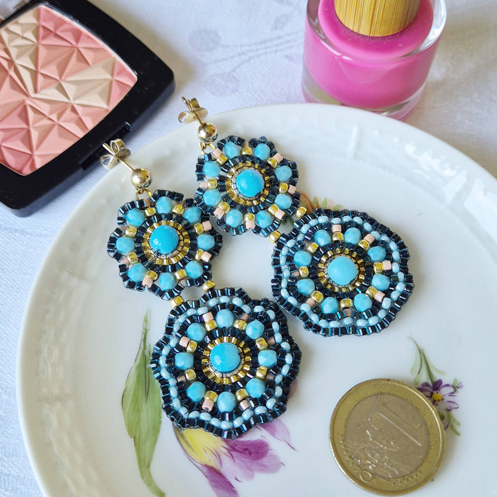 Boho Ohrringe mit Blüten in Dunkelblau, Türkis, Koralle und Gold