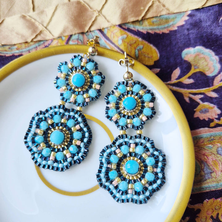 Boho Ohrringe mit Blüten in Dunkelblau, Türkis, Koralle und Gold