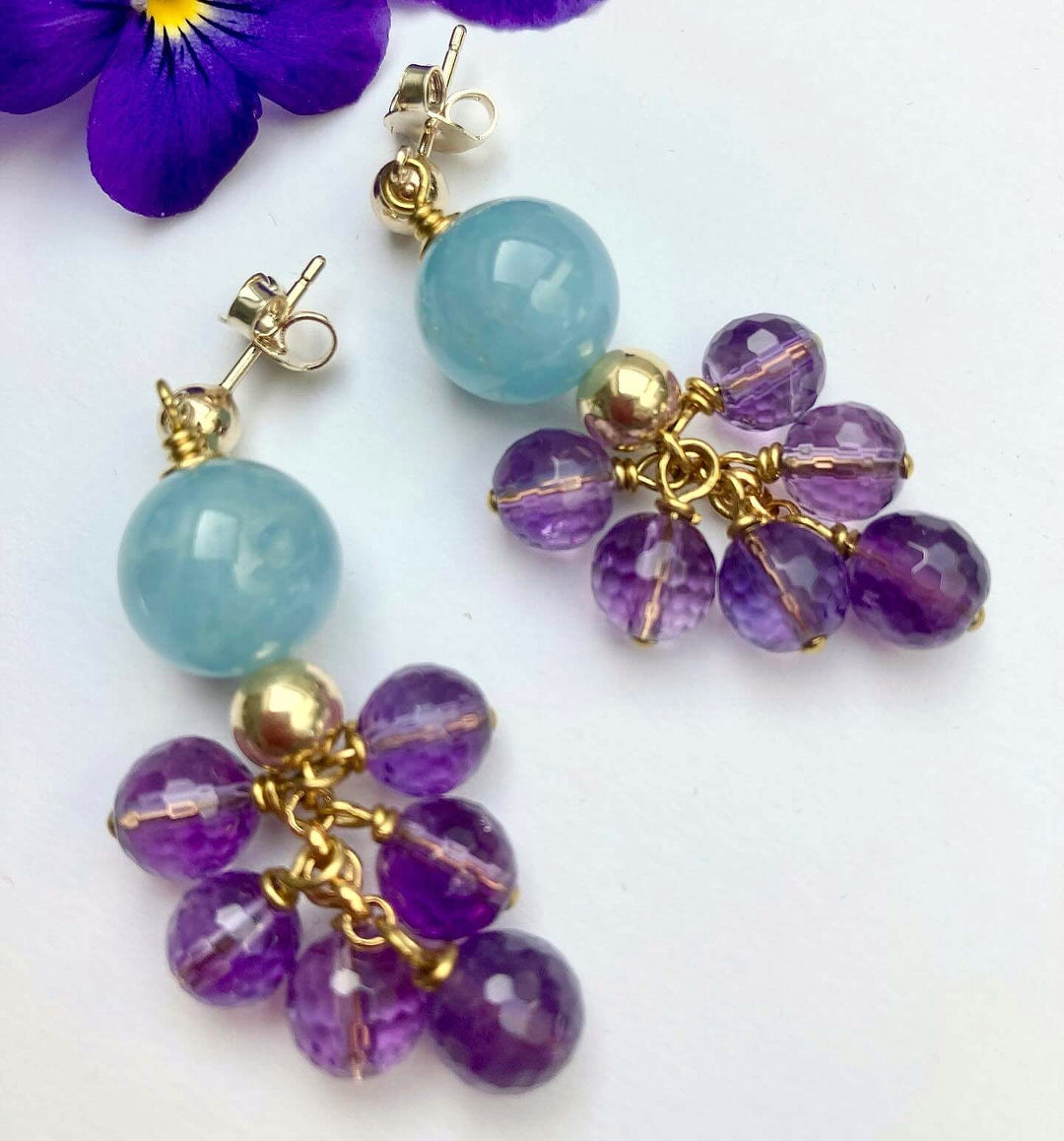 Vergoldete Edelstein-Ohrringe mit Aquamarin und Amethyst-Trauben