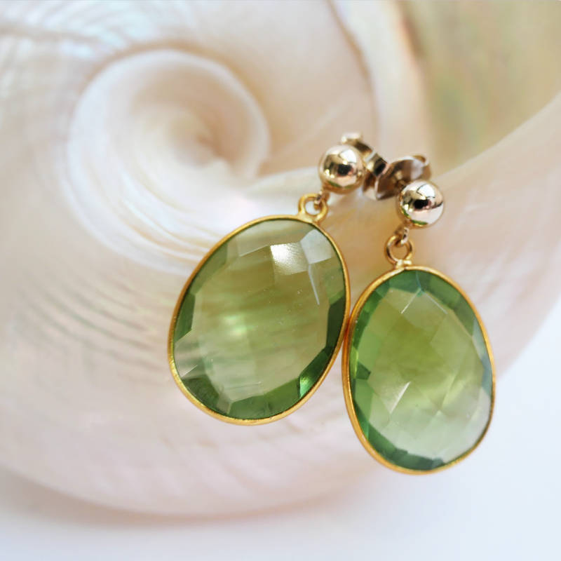 Vergoldete Edelstein-Ohrstecker mit facettiertem Quarz in Peridot-Grün