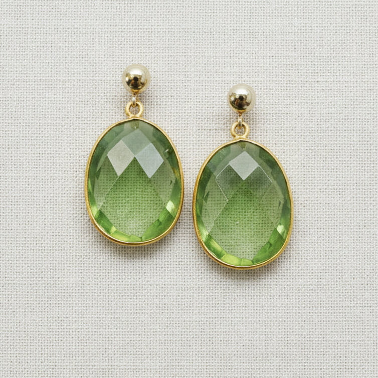 Vergoldete Edelstein-Ohrstecker mit facettiertem Quarz in Peridot-Grün