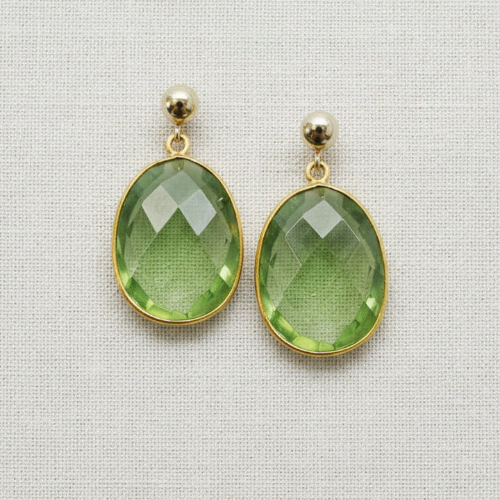 Vergoldete Edelstein-Ohrstecker mit facettiertem Quarz in Peridot-Grün