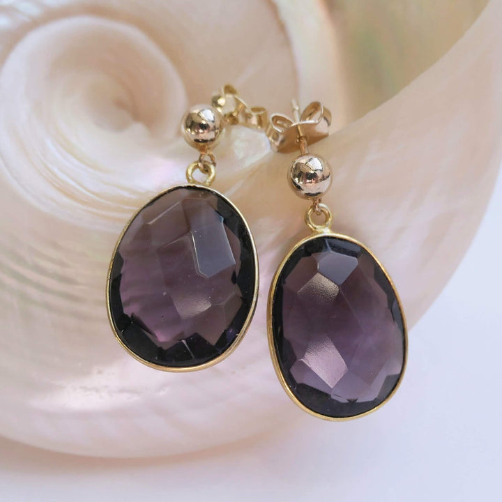 Vergoldete Edelstein-Ohrstecker mit violettem Quarz