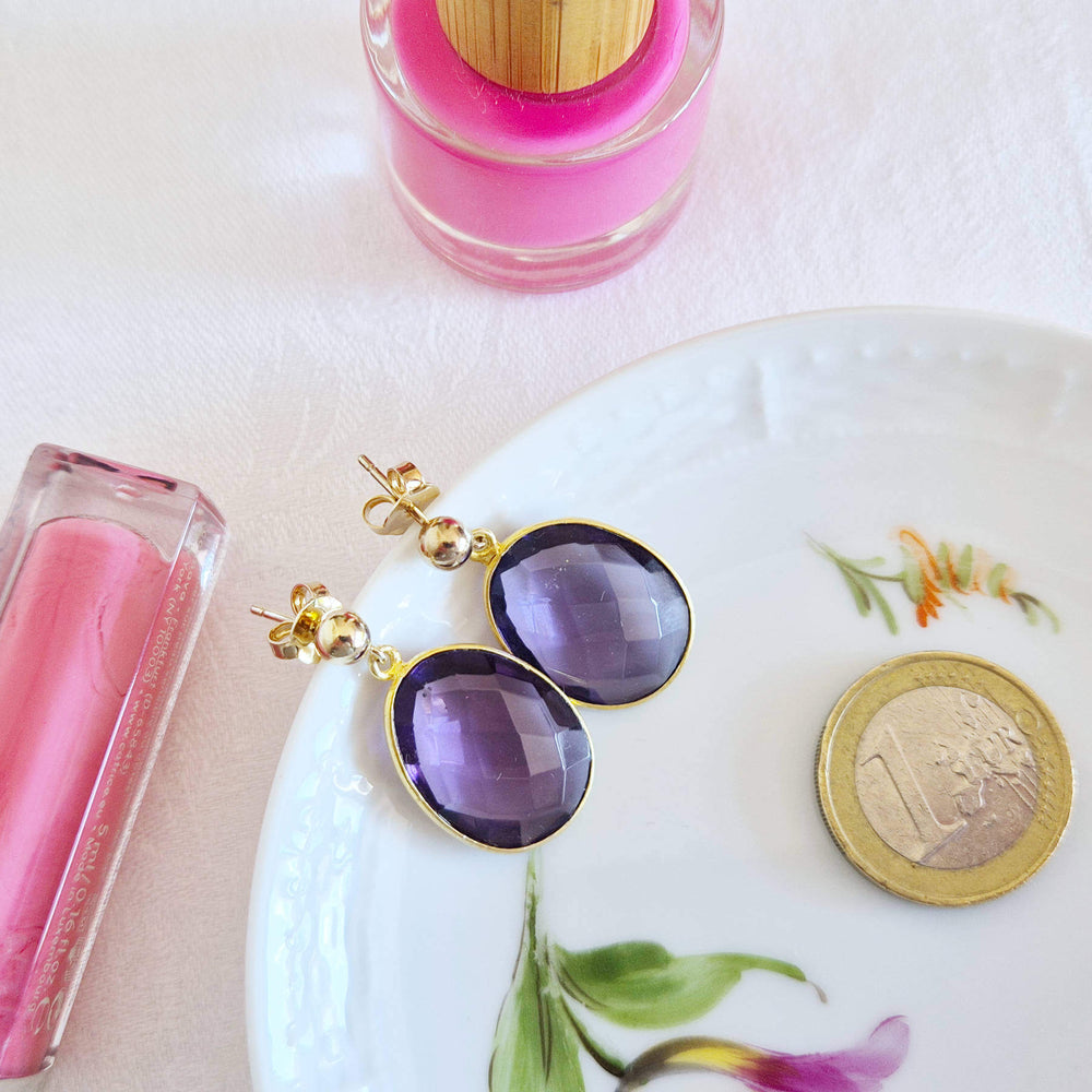 Vergoldete Edelstein-Ohrstecker mit violettem Quarz