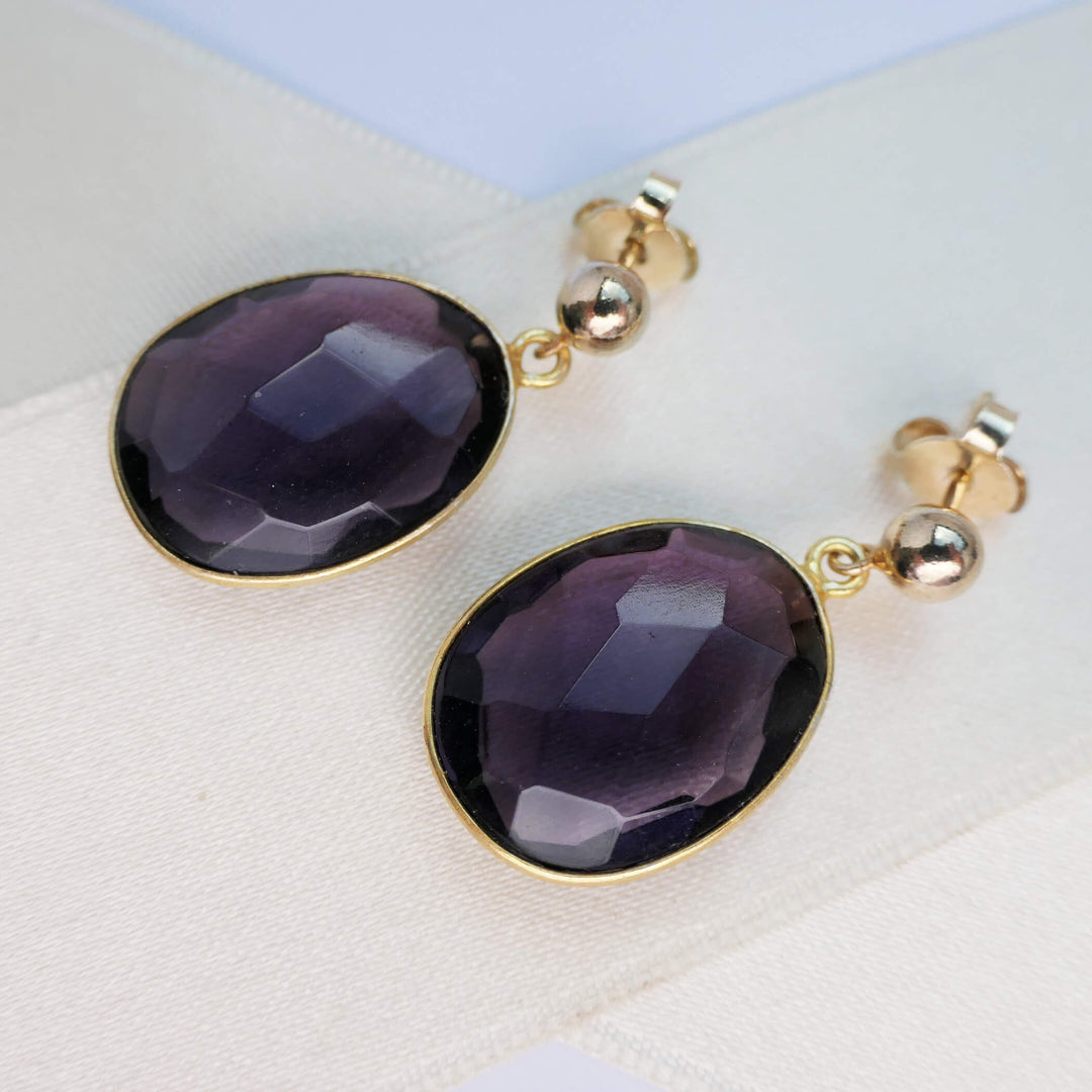 Vergoldete Edelstein-Ohrstecker mit violettem Quarz