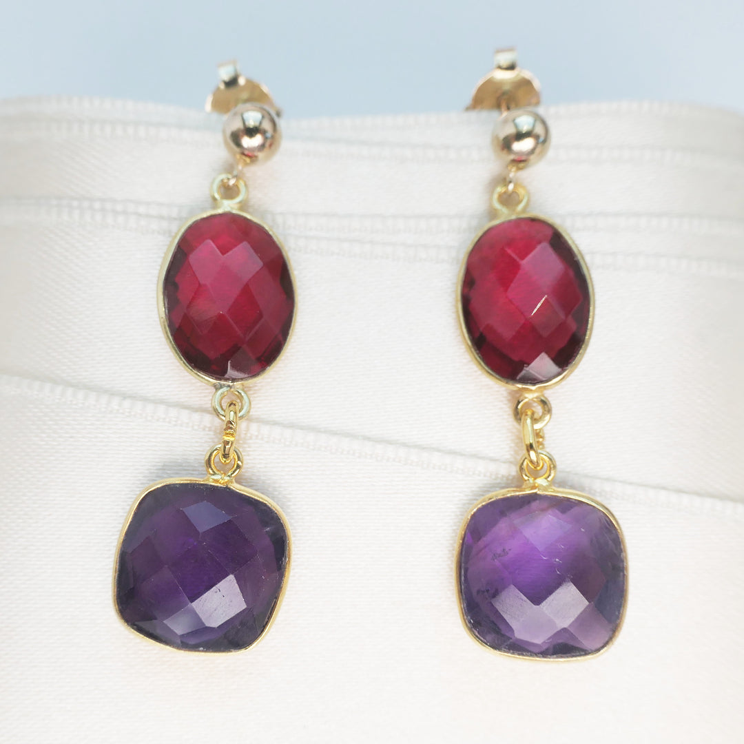 Vergoldete Edelstein-Ohrringe mit rotem und violettem Quarz