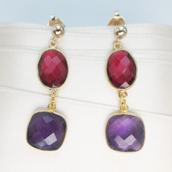 Vergoldete Edelstein-Ohrringe mit rotem und violettem Quarz