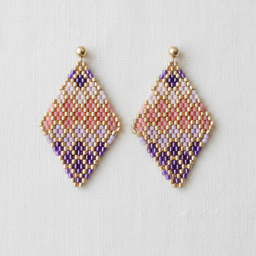 Geometrische Perlenohrringe in Rautenform in Rosa, Koralle, Violett und Gold