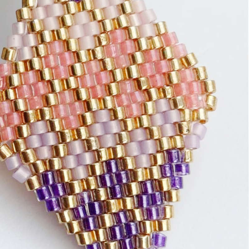 Detailaufnahme Geometrische Perlenohrringe in Rautenform in Rosa, Koralle, Violett und Gold