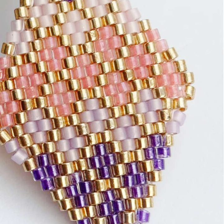 Detailaufnahme Geometrische Perlenohrringe in Rautenform in Rosa, Koralle, Violett und Gold
