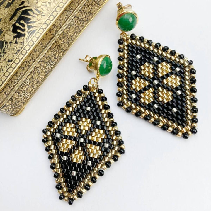 Geometrische Perlenohrringe in Schwarz, Gold und Silber in Rautenform