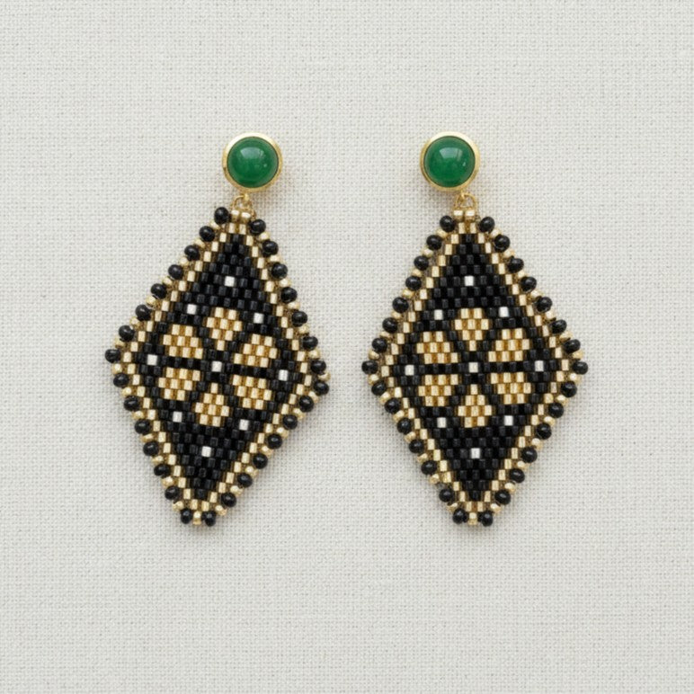 Geometrische Perlenohrringe in Schwarz, Gold und Silber in Rautenform