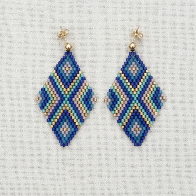 Geometrische Ohrringe in Blau und Gold in Rautenform