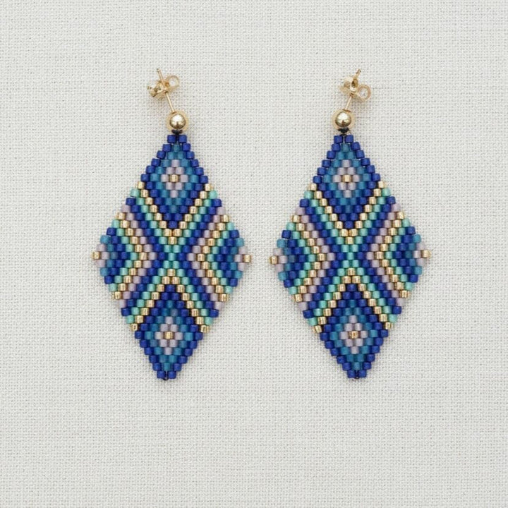 Geometrische Ohrringe in Blau und Gold in Rautenform