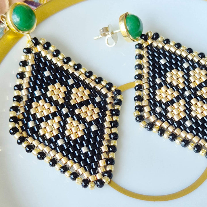 Geometrische Perlenohrringe in Schwarz, Gold und Silber in Rautenform - Details