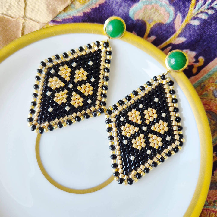 Geometrische Perlenohrringe in Schwarz, Gold und Silber in Rautenform