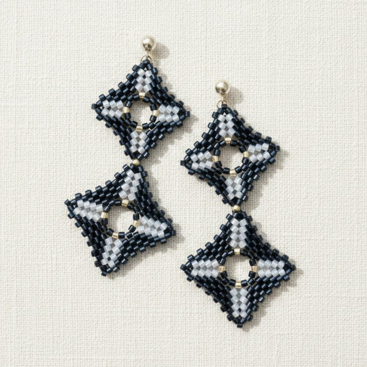 Lange geometrische Ohrringe in Schwarz, Weiß und Gold