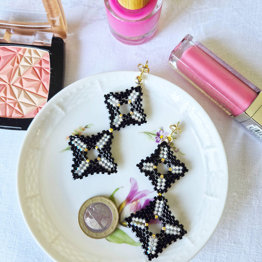 Lange geometrische Ohrringe in Schwarz, Weiß und Gold