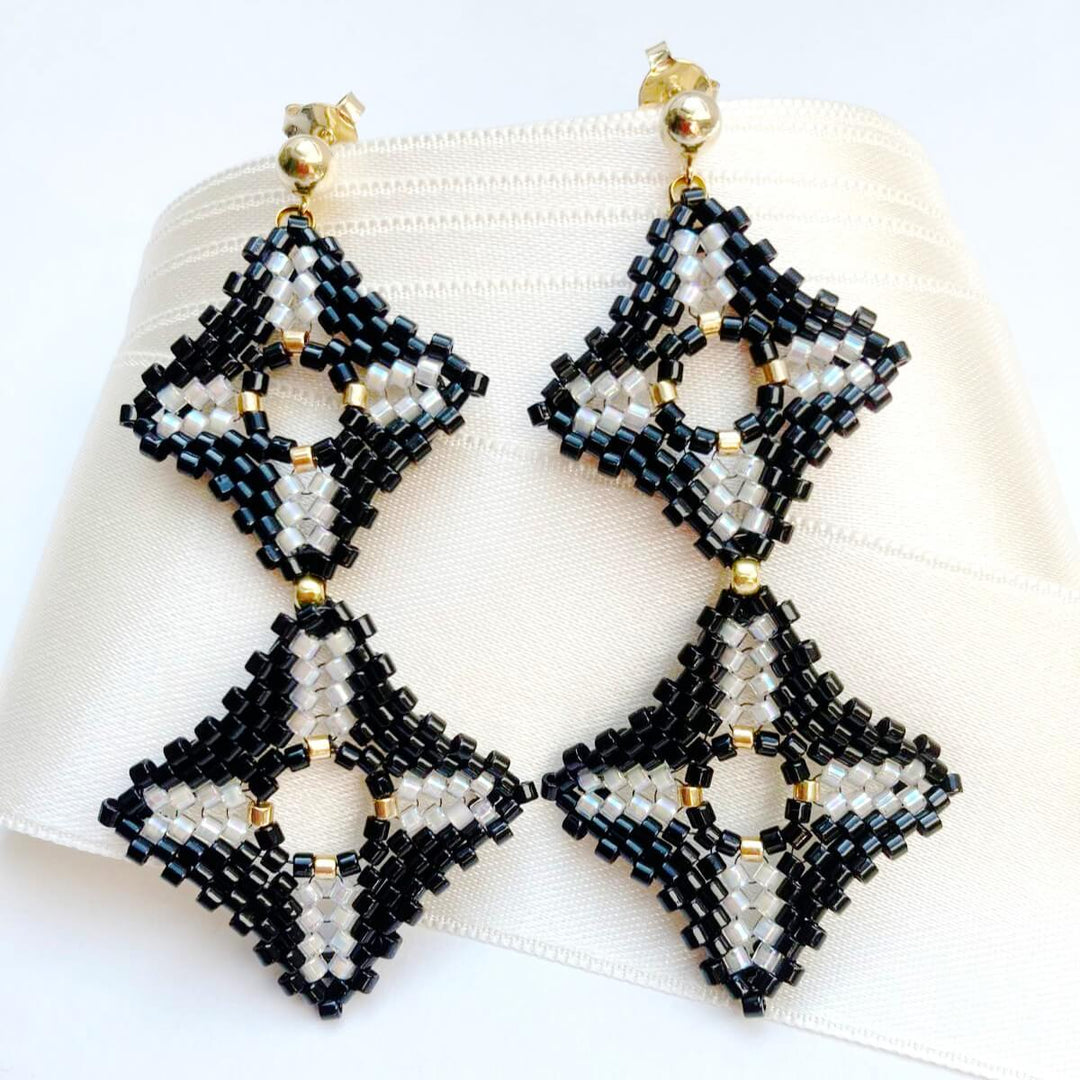Lange geometrische Ohrringe in Schwarz, Weiß und Gold