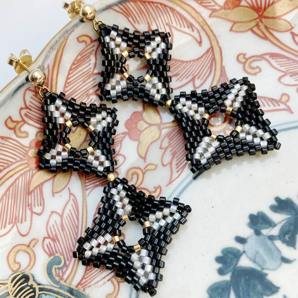 Lange geometrische Ohrringe in Schwarz, Weiß und Gold