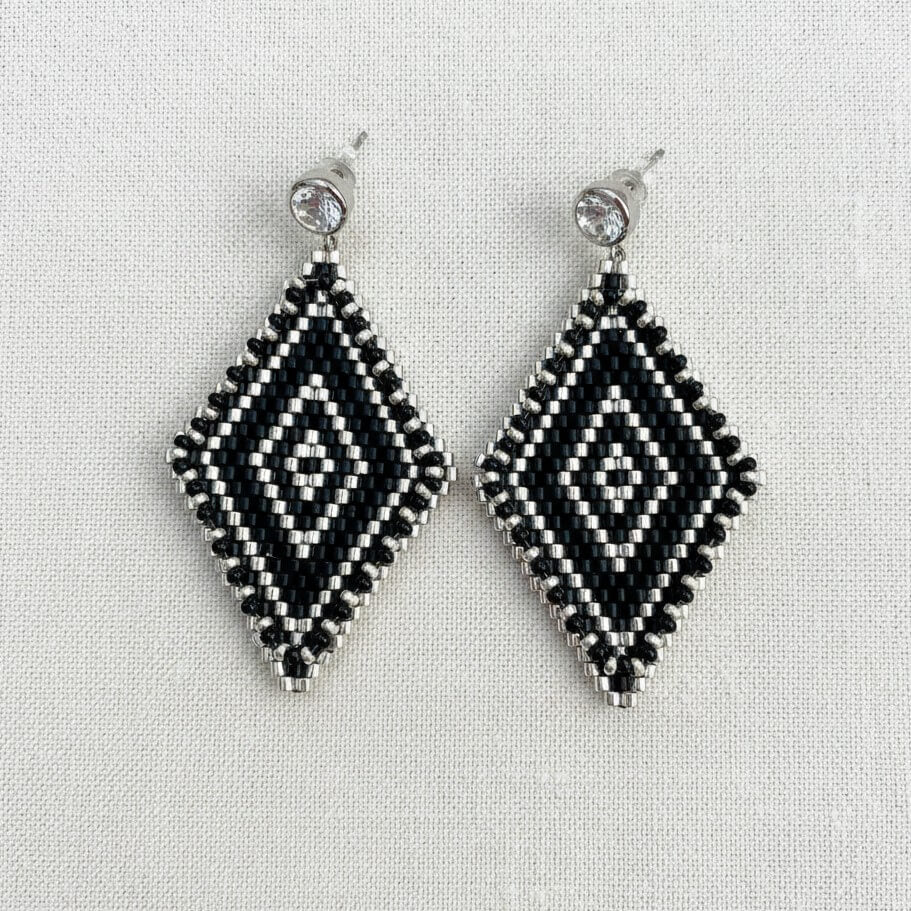 Geometrische Ohrringe in Schwarz und Silber in Rautenform