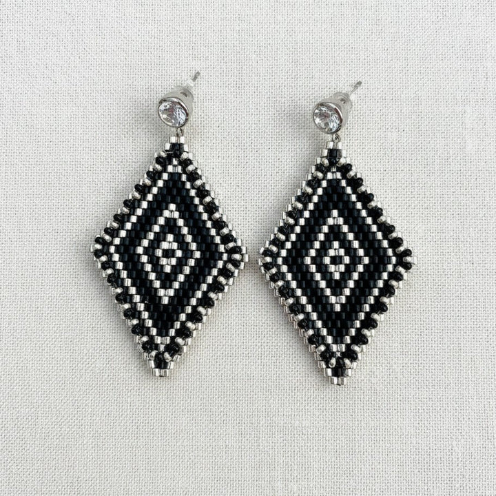 Geometrische Ohrringe in Schwarz und Silber in Rautenform