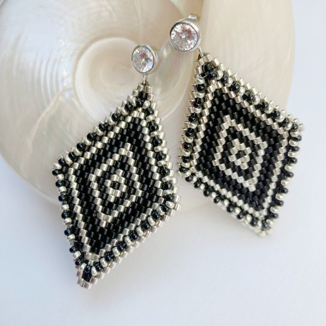 Geometrische Ohrringe in Schwarz und Silber in Rautenform