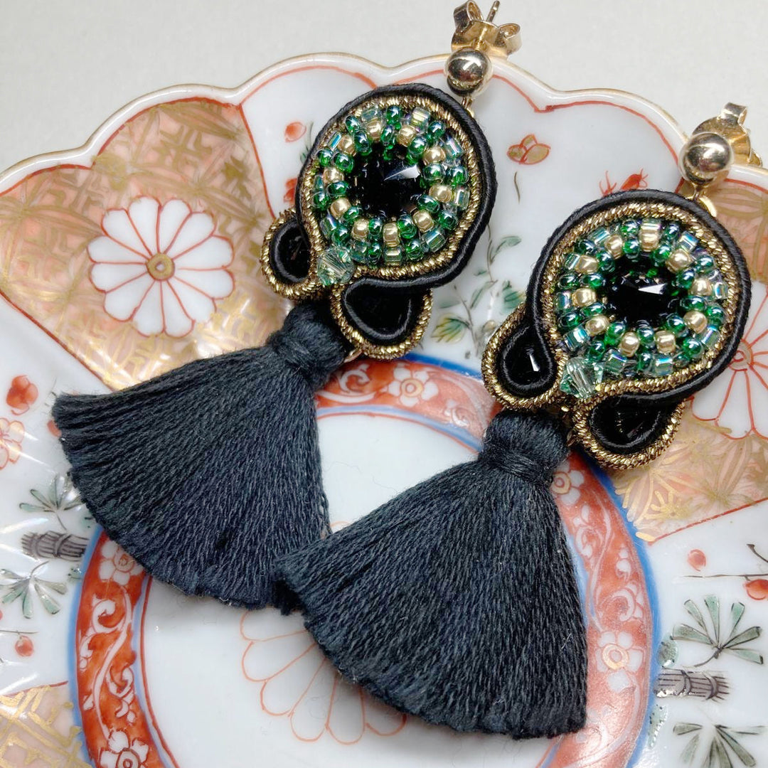 Soutache-Ohrringe mit Quaste in Schwarze