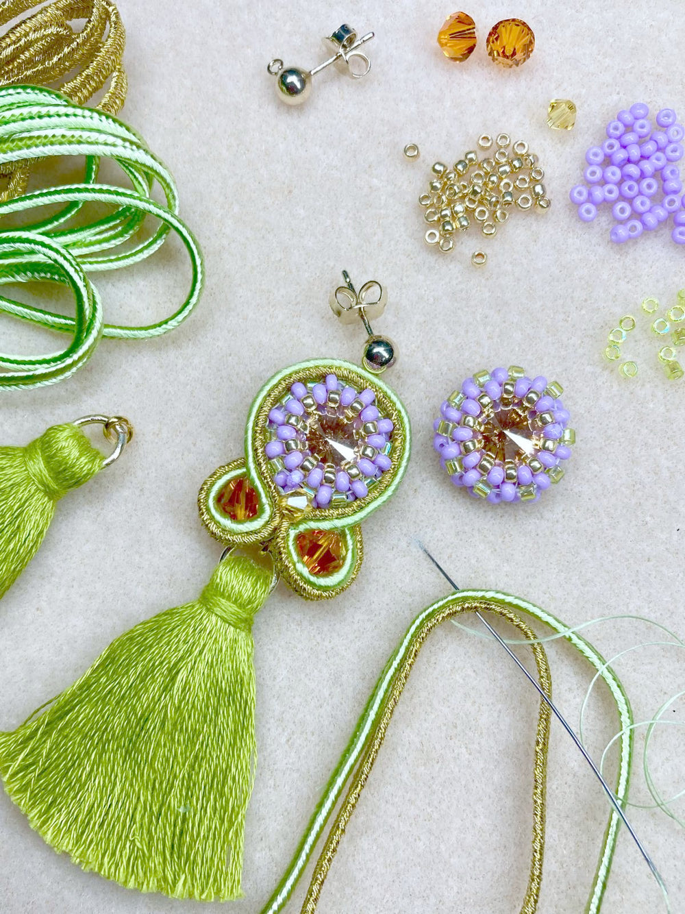 O477-2_Soutache-Ohrringe mit Quaste in Lime-Grün