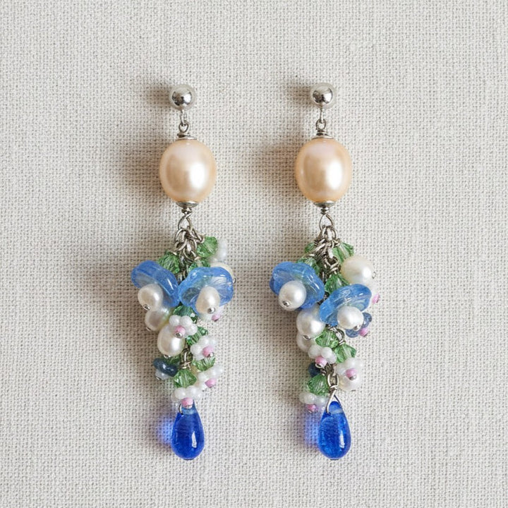 Traubenohrhänger Blau und Grün mit Süßwasserperlen und Glasblüten, versilbert – Perlotte Schmuck